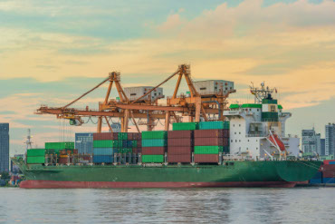 Transporte Marítimo e Fluvial - Imagem de um Porto de Mercadorias