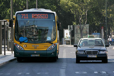 Transporte Público Rodoviário - Imagem de autocarro e taxi
